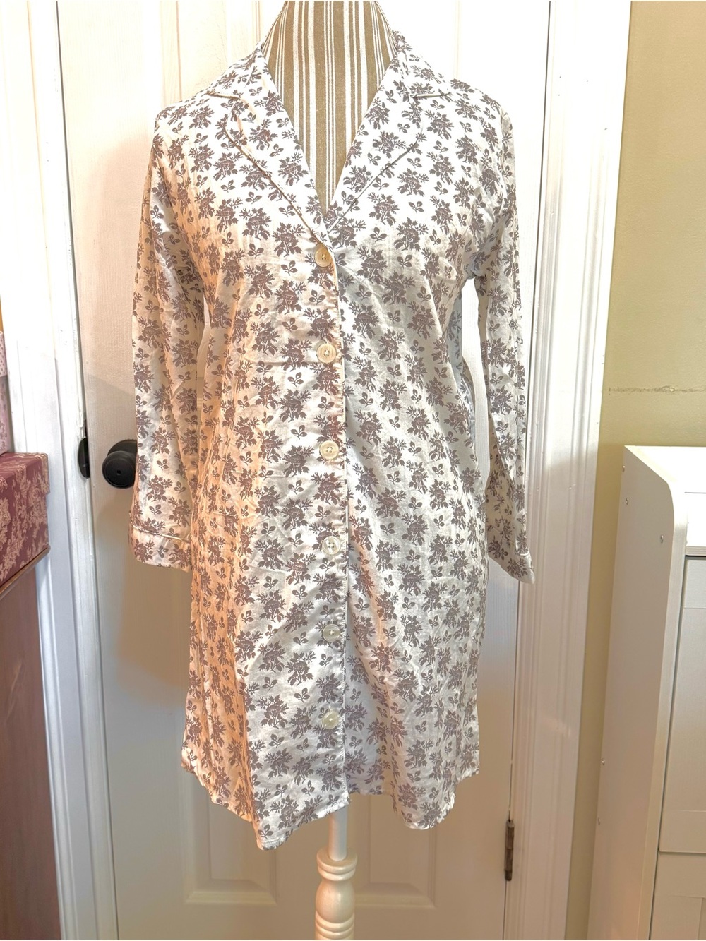 Steven Alan Floral Button-Front Shirt Dress Loungewear in White and Taupe